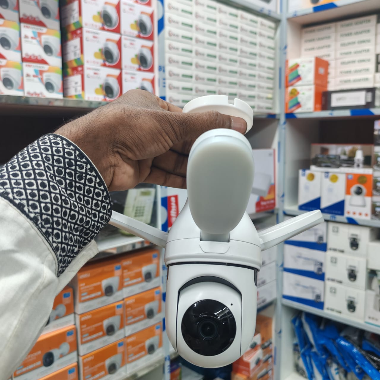 V380 3MP Q28-L WIFI Light Bulb Security Camera - Image 3